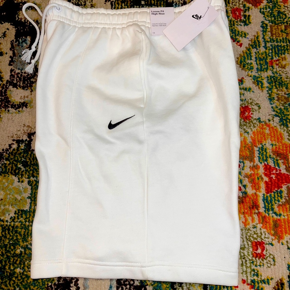 Women's Sportswear Essential Fleece High Rise Shorts SIZE SMALL DM6123-100